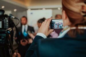 profissional vídeo Produção Câmera gravação viver evento em estágio. televisão social meios de comunicação transmissão seminário conferência. foto