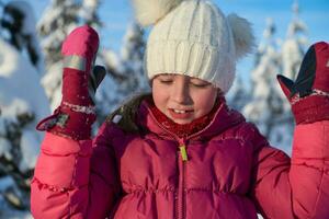 fofa pequeno menina em lindo inverno dia foto