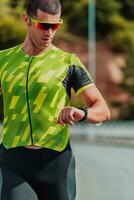 a atleta corrida uma maratona e preparando para dele concorrência. foto do uma maratona corredor corrida dentro a urbano meio Ambiente