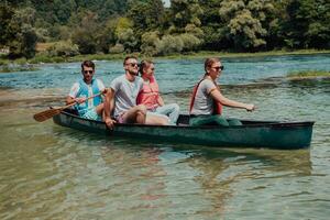 amigos exploradores aventureiros do grupo estão fazendo canoagem em um rio selvagem foto