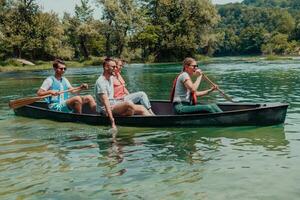 amigos exploradores aventureiros do grupo estão fazendo canoagem em um rio selvagem foto