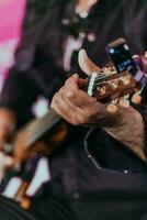 praticando tocando violão. jovens bonitos tocando violão foto