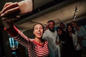 diverso equipe do empresários levando selfie fotos em Smartphone enquanto dentro moderno escritório