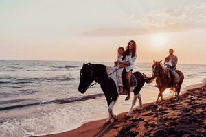 a família passa o tempo com seus filhos enquanto andam a cavalo juntos em uma praia de areia. foco seletivo foto