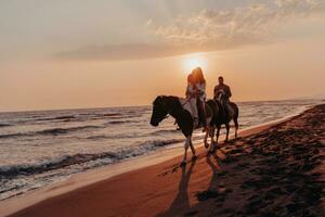 a família passa o tempo com seus filhos enquanto andam a cavalo juntos em uma praia de areia. foco seletivo foto