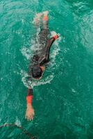uma triatleta dentro uma profissional natação terno trens em a rio enquanto preparando para olímpico natação foto