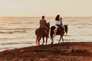 a família passa o tempo com seus filhos enquanto andam a cavalo juntos em uma praia de areia. foco seletivo foto