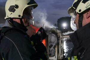 bombeiros usando água fogo extintor para brigando com a fogo chama dentro carro acidente. bombeiro industrial e público segurança conceito resgate dentro noite. foto