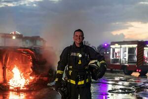 retrato do uma heróico bombeiro dentro uma protetora terno. bombeiro dentro fogo brigando ou carro acidente resgate Operação dentro crepúsculo ou noite. foto
