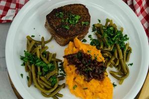 bife de filé frito com purê de batata foto