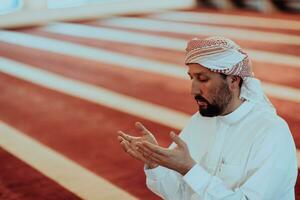 muçulmano árabe homem Rezar. religioso muçulmano homem Rezar dentro a mesquita durante Ramadã foto