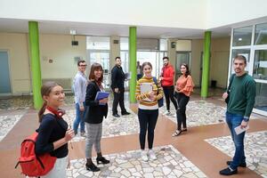 alunos dentro escolas depois de uma coronário vírus pandemia foto