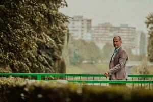 focado homem de negocios dentro terno caminhando dentro urbano ambiente. foto