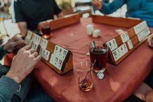 uma grupo do homens beber tradicional turco chá e jogar uma turco jogos chamado ok foto