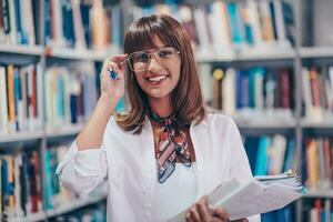 o aluno usa um notebook e uma biblioteca escolar foto