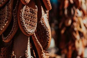 macedônio folclore, Castanho sandálias. velho sapato. parte do a tradição. Preto calça, fechar acima foto