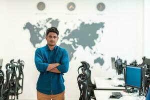 retrato do líder de homens de negócios casuais em pé confiança no conceito de inicialização de negócios co-working space.small. foco seletivo foto