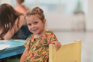 criativo crianças sentado dentro uma pré escola instituição, desenhar e ter Diversão enquanto elas pegue a Educação foto