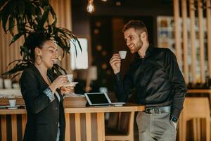 empresário e empresária usam dispositivos modernos, laptop, tablet e smartphone e organizam novos projetos para o trabalho. foto