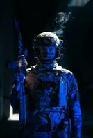 exército soldado dentro combate uniformes com a assalto rifle e combate capacete noite missão Sombrio fundo. azul e roxa gel luz efeito. foto