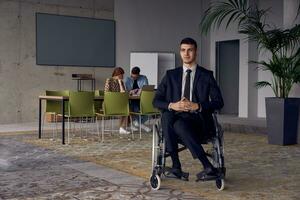 homem de negocios dentro uma cadeira de rodas comandos atenção, simbolizando resiliência e sucesso no meio uma dinâmico moderno escritório ambiente. foto