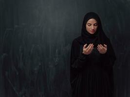 retrato de jovem muçulmana fazendo dua foto