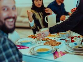 eid Mubarak muçulmano família tendo iftar jantar levando As fotos com Smartphone enquanto comendo tradicional Comida durante Ramadã festa mês às lar. a islâmico halal comendo e bebendo islâmico família
