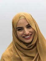 retrato de jovem muçulmana vestindo hijab em fundo branco isolado foto