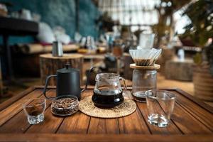 pingar café em uma mesa de madeira em casa foto