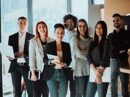 grupo de empresários bem sucedidos juntos no escritório. foto