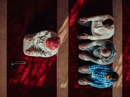uma grupo do muçulmanos dentro uma moderno mesquita Rezar a muçulmano oração namaz, durante a piedosos mês do Ramadã foto