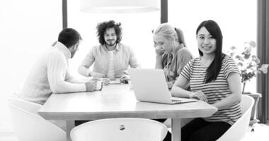 equipe de negócios de inicialização em uma reunião no prédio de escritórios moderno foto