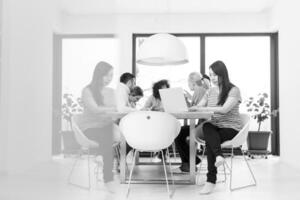 equipe de negócios de inicialização em uma reunião no prédio de escritórios moderno foto