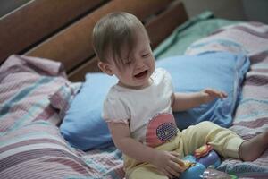 lindo bebê recém-nascido sorrindo foto