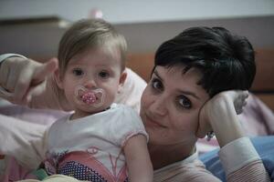 mãe está brincando com bebê em casa foto