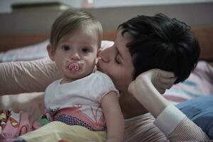 mãe está brincando com bebê em casa foto