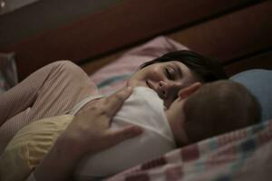 mãe está brincando com bebê em casa foto