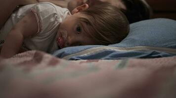 mãe está brincando com bebê em casa foto