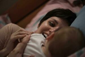 mãe está brincando com bebê em casa foto