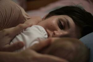 mãe está brincando com bebê em casa foto