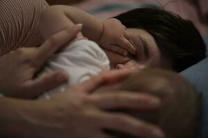 mãe está brincando com bebê em casa foto