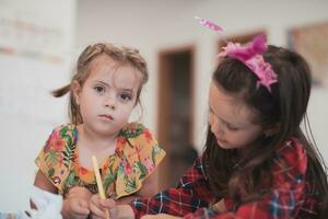 criativo crianças sentado dentro uma pré escola instituição, desenhar e ter Diversão enquanto elas pegue a Educação foto