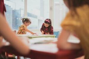 criativo crianças sentado dentro uma pré escola instituição, desenhar e ter Diversão enquanto elas pegue a Educação foto