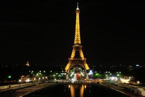 torre eiffet em paris à noite foto