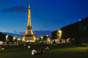 torre eiffet em paris à noite foto