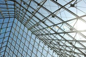 estrutura superior do telhado de metal com construção de vidro foto