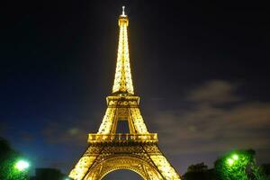 torre eiffet em paris à noite foto