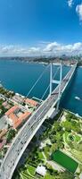 Istambul bósforo ponte e cidade Horizonte dentro fundo com turco bandeira às lindo pôr do sol, aéreo deslizar órbita e rastreamento tiro foto