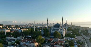 Istambul, peru. Sultanahmet área com a azul mesquita e a hagia Sofia com uma dourado chifre e bósforo ponte dentro a fundo às nascer do sol. foto