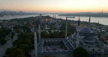 Istambul, peru. Sultanahmet área com a azul mesquita e a hagia Sofia com uma dourado chifre e bósforo ponte dentro a fundo às nascer do sol. foto